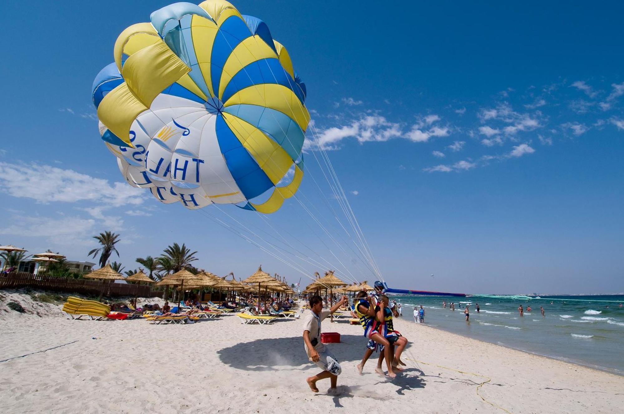 Royal Thalassa Monastir Exterior foto Parachute landing on the beach