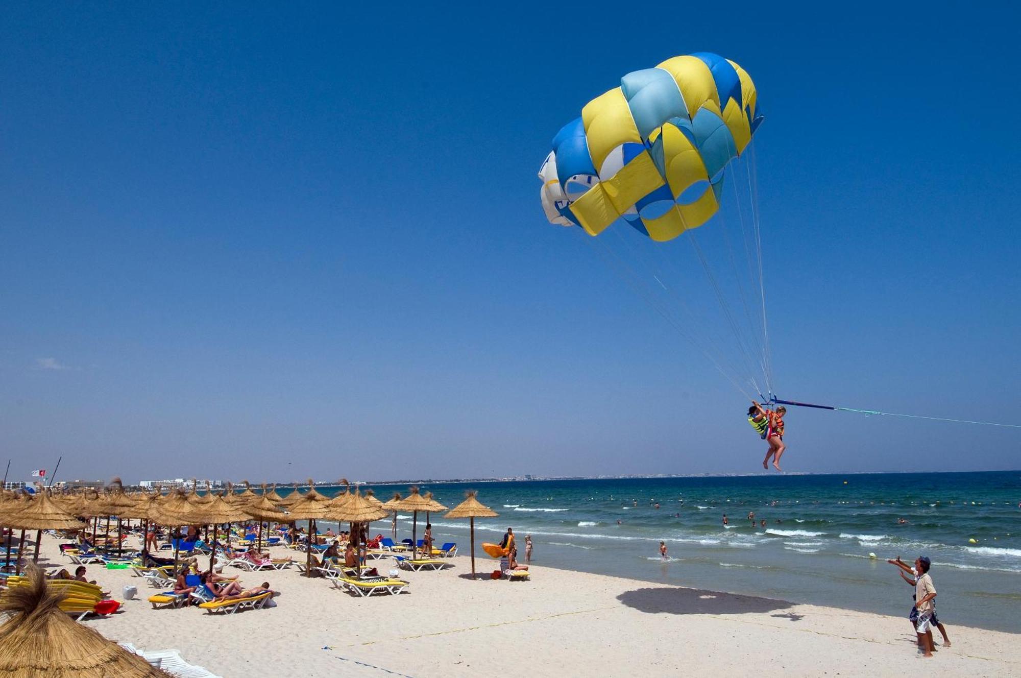 Royal Thalassa Monastir Exterior foto Parachute in Benalmadena