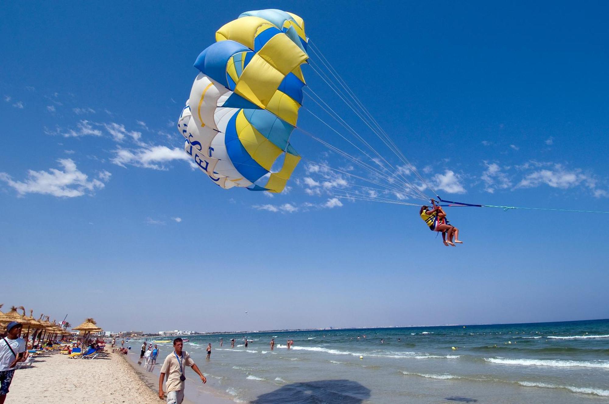 Royal Thalassa Monastir Exterior foto Parasailing in Benidorm, Spain