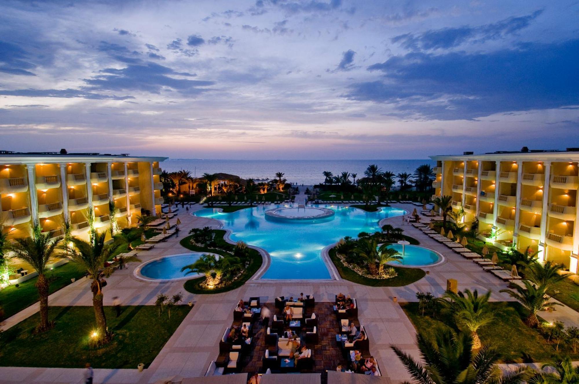 Royal Thalassa Monastir Exterior foto The resort at sunset
