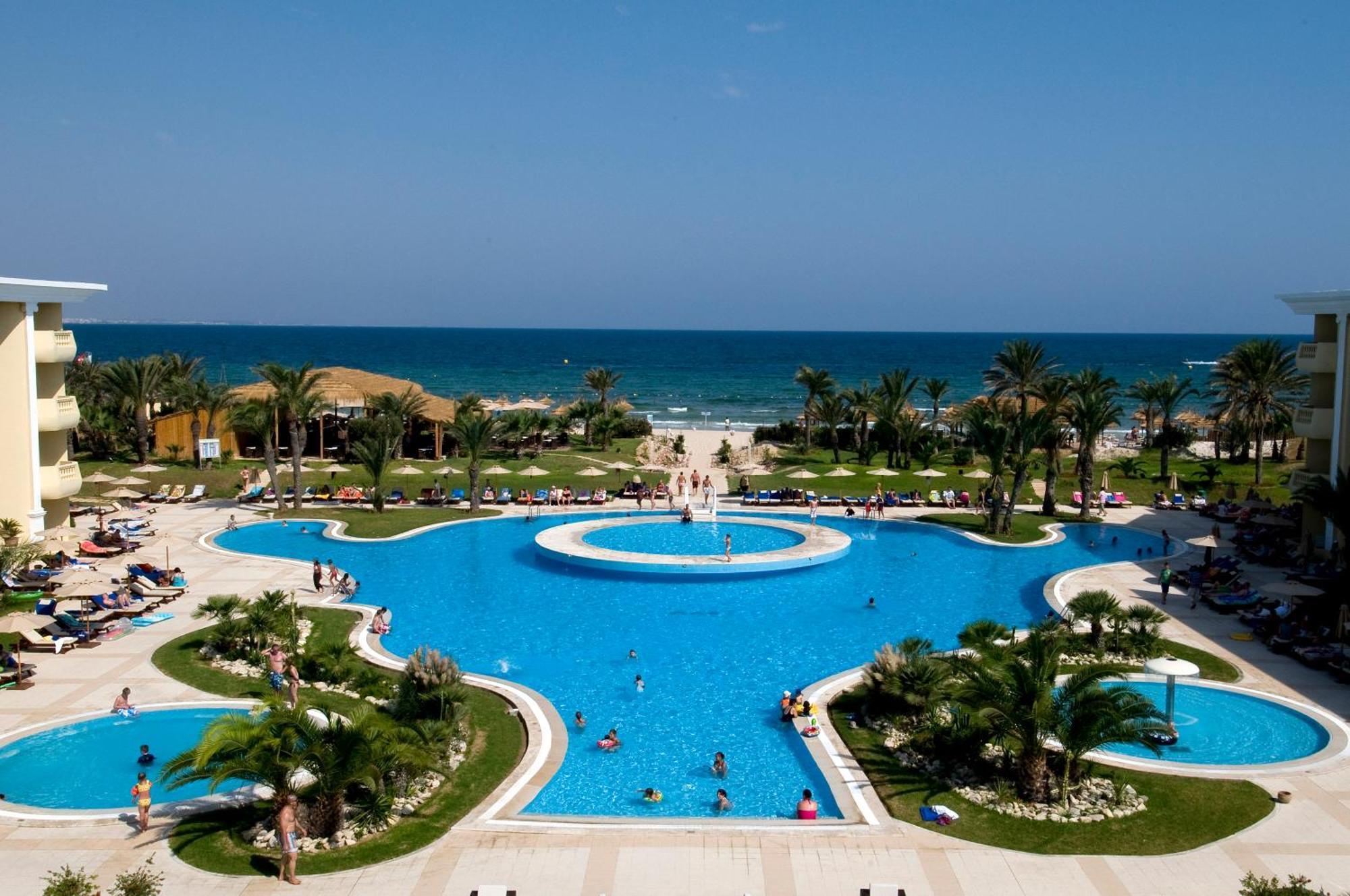 Royal Thalassa Monastir Exterior foto The swimming pool at the Royal Beach Palace