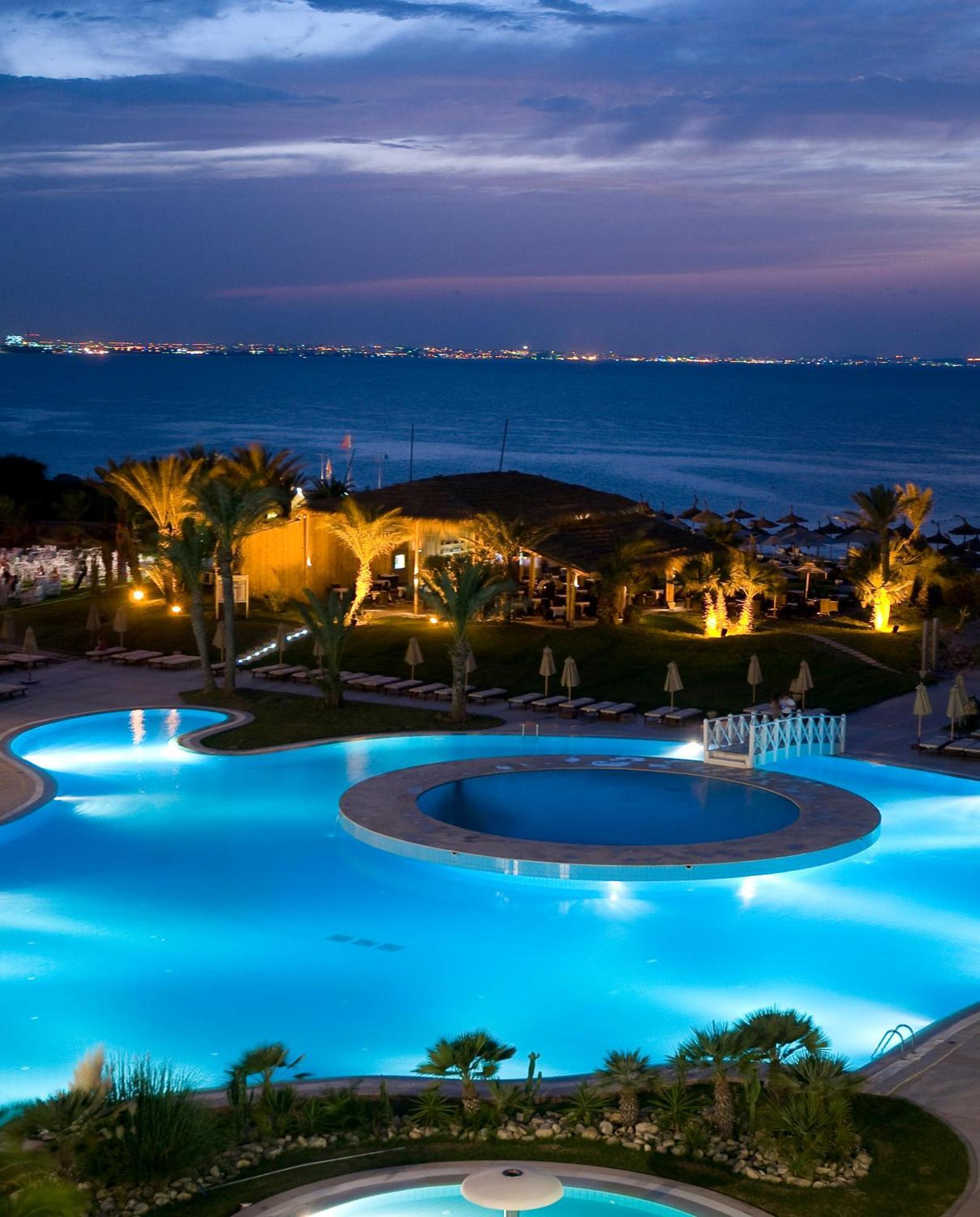 Royal Thalassa Monastir Exterior foto The resort at night