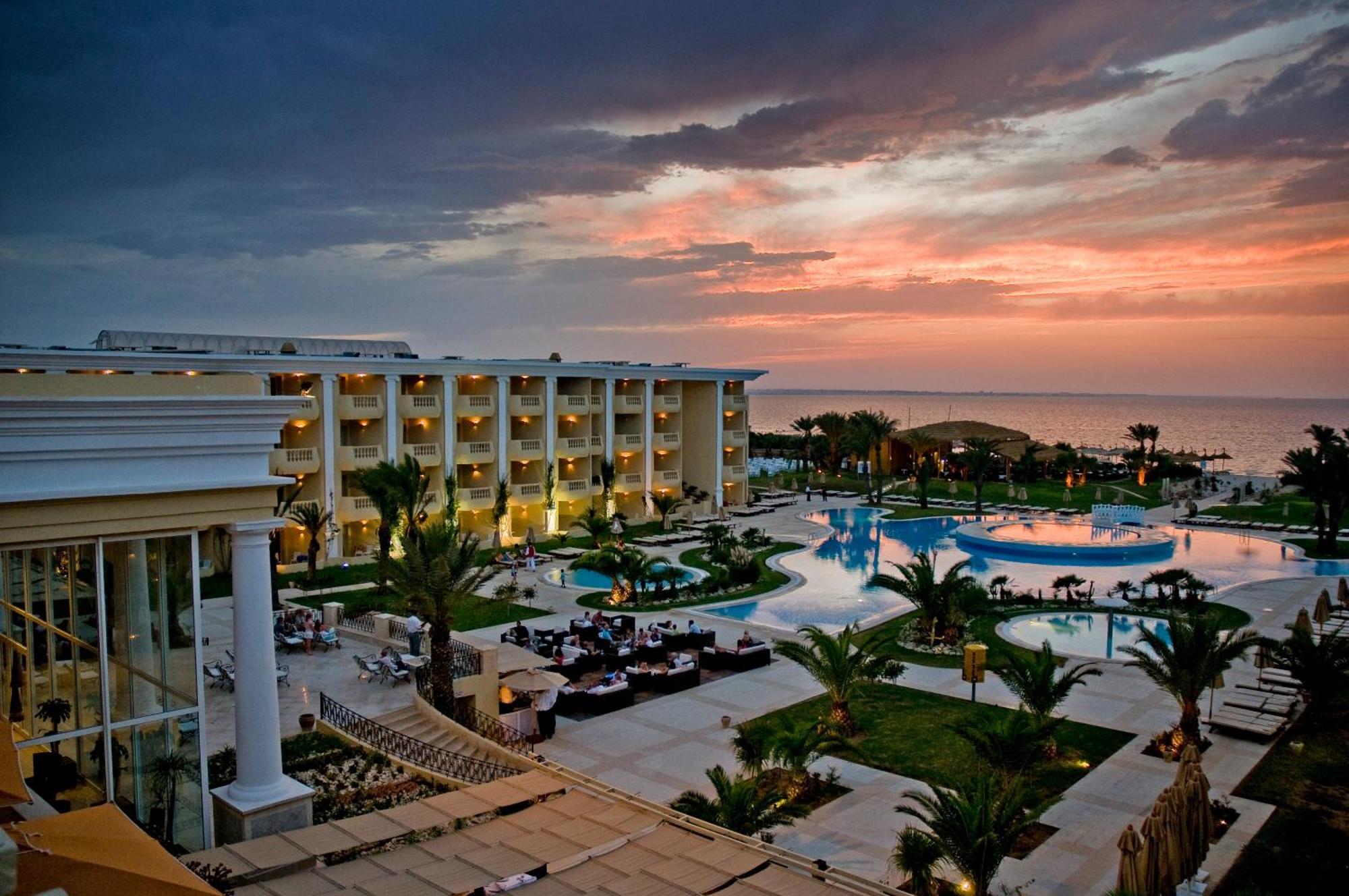 Royal Thalassa Monastir Exterior foto Sunset at the resort