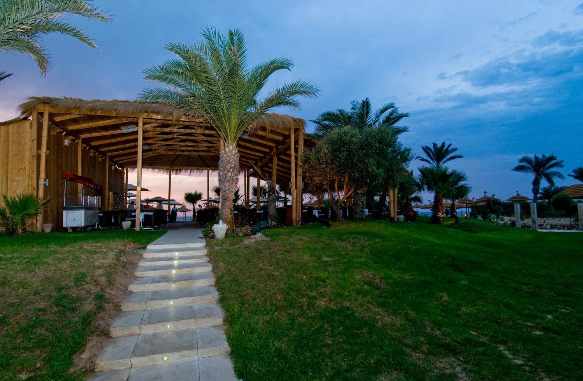 Royal Thalassa Monastir Exterior foto The resort's beach bar