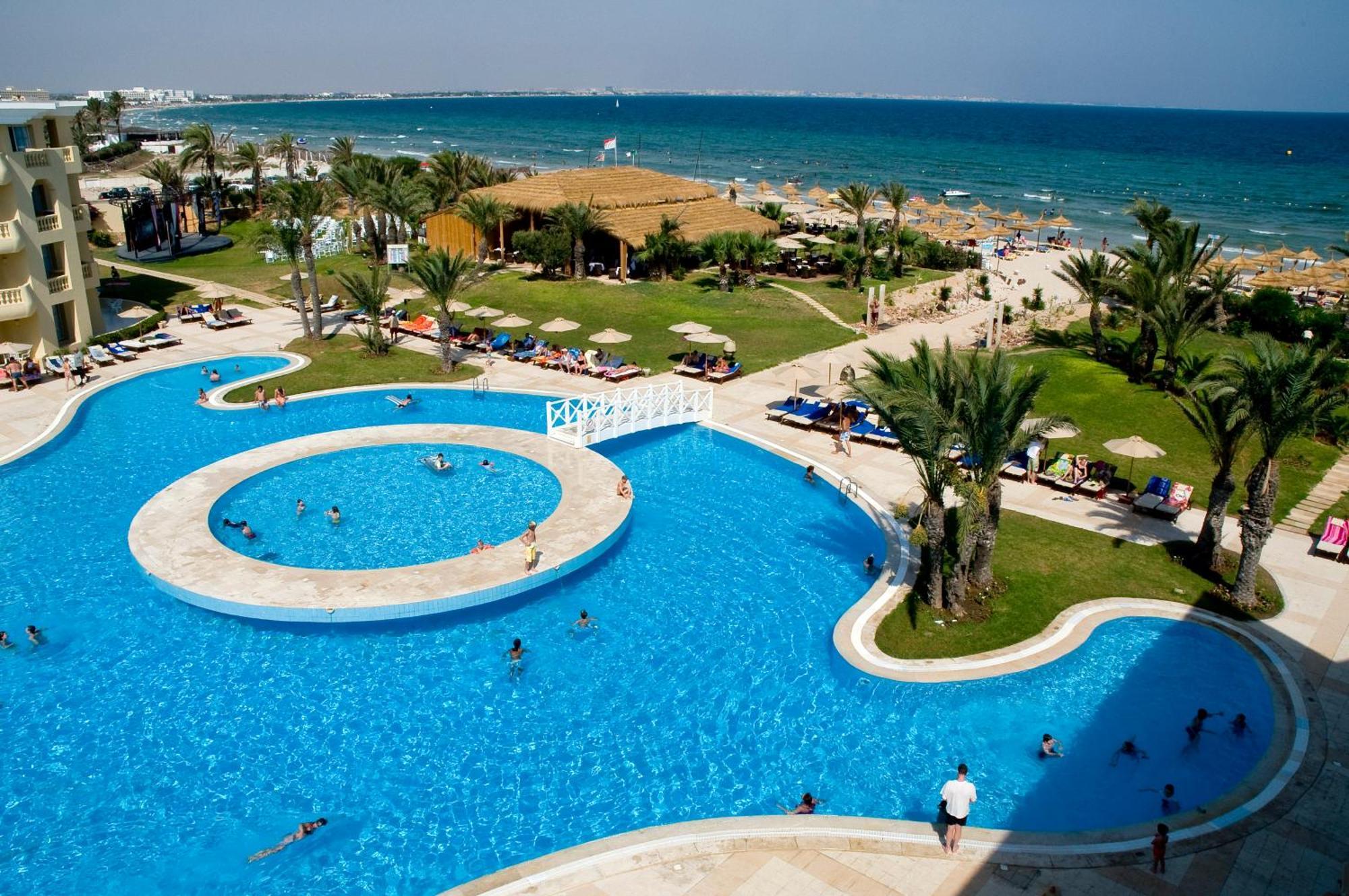 Royal Thalassa Monastir Exterior foto A swimming pool in a hotel