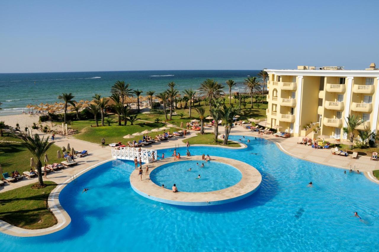 Royal Thalassa Monastir Exterior foto A swimming pool at a resort in Tunisia