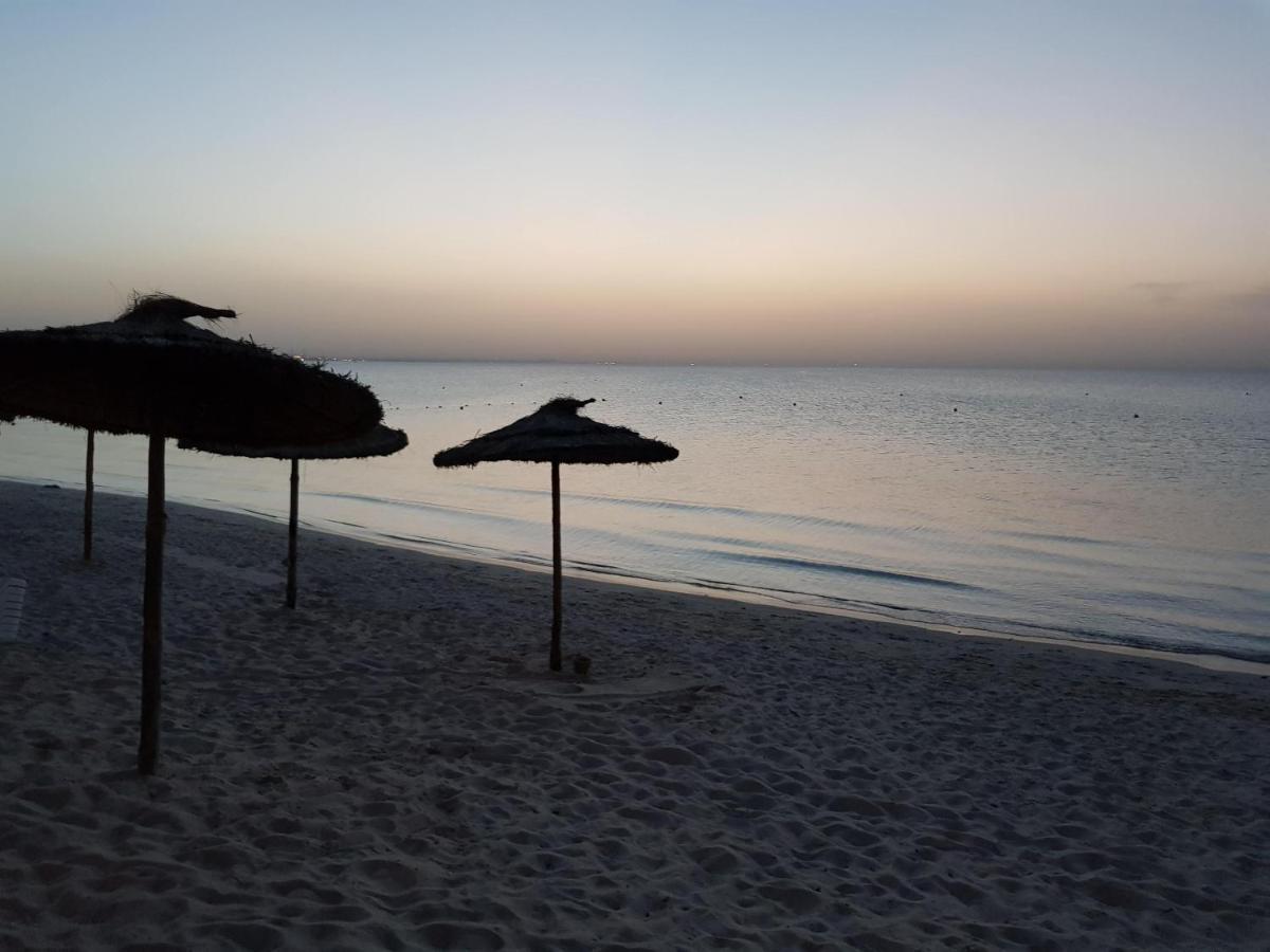 Royal Thalassa Monastir Exterior foto Sunset at the beach
