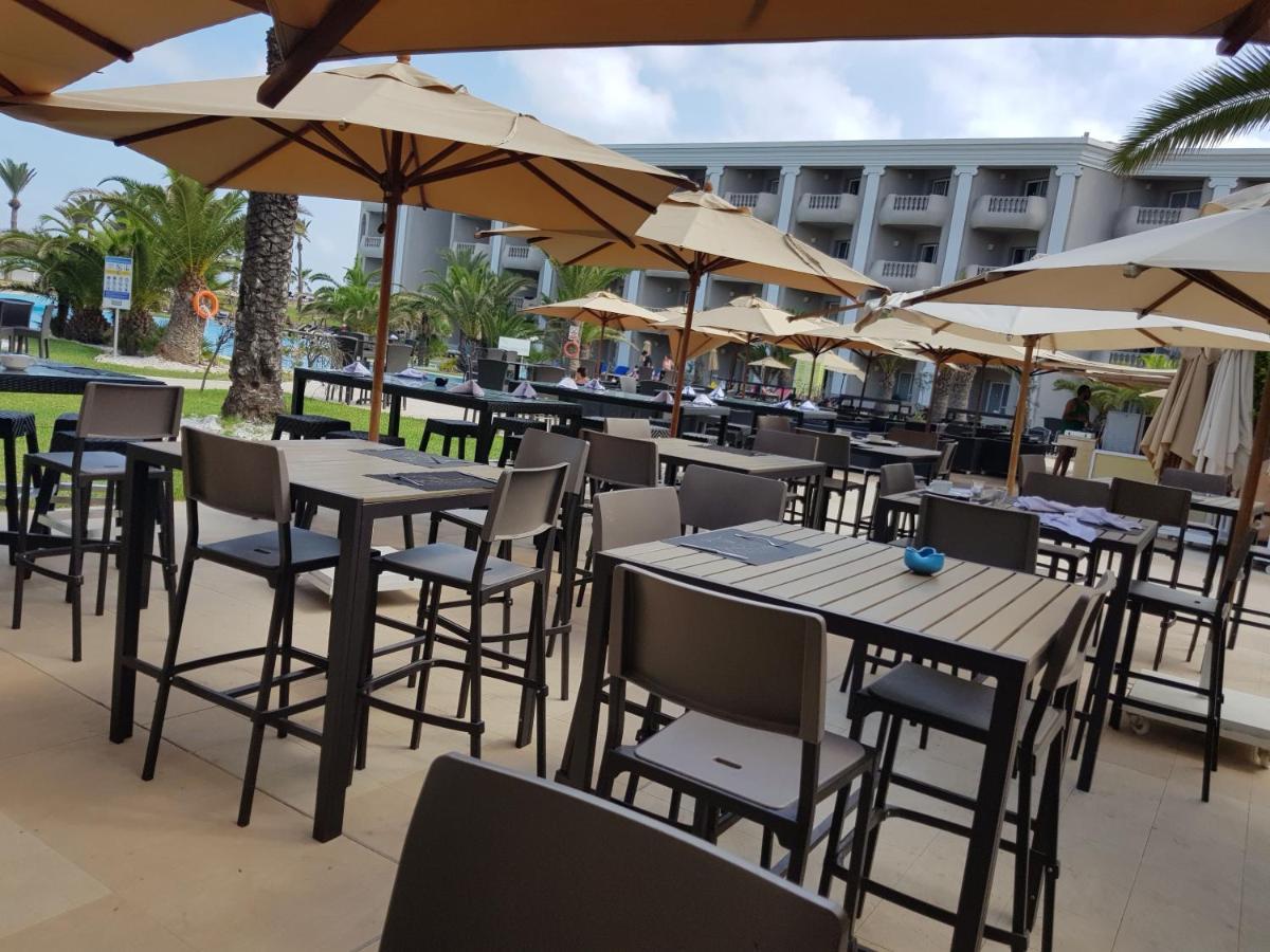 Royal Thalassa Monastir Exterior foto The pool bar at the Hilton